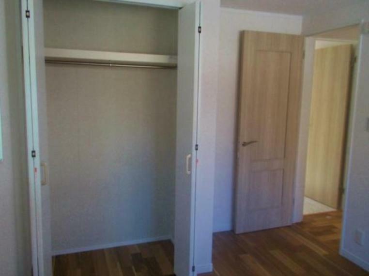 収納 全居室にクローゼットを設けました。家具の設置を少なくすることでお部屋を広くお使いいただけます！クローゼット扉はハイドアの為、収納しやすさアップですね。