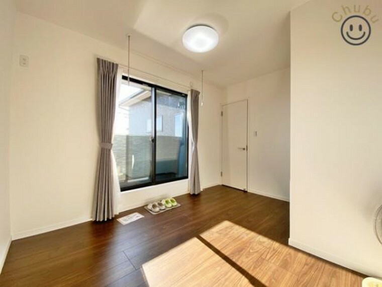 洋室 5.8帖洋室　バルコニーへ出られる大きな掃き出し窓からは陽射しが注ぎ込み快適なプライベート空間です。