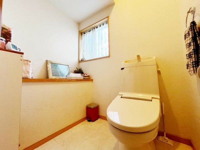 トイレ 1階トイレ:広々腰高カウンターがあって便利です 室内（2023年10月）撮影