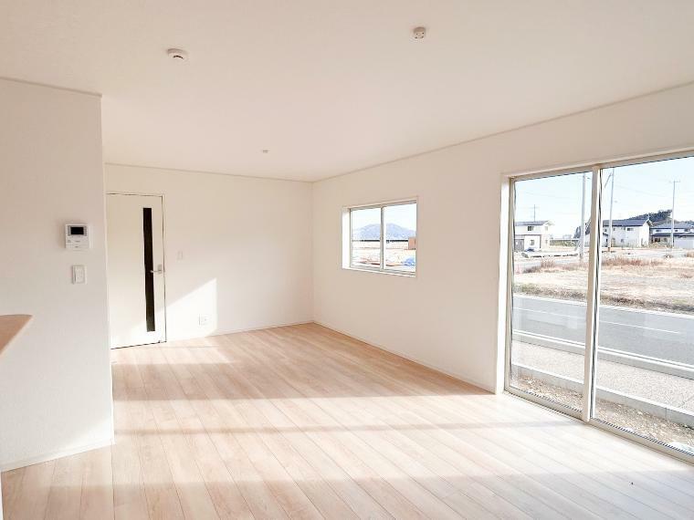 居間・リビング 明るく開放的な空間が広がるLDK。室内には豊かな陽光が注ぎ込み、爽やかな住空間を演出してくれます。