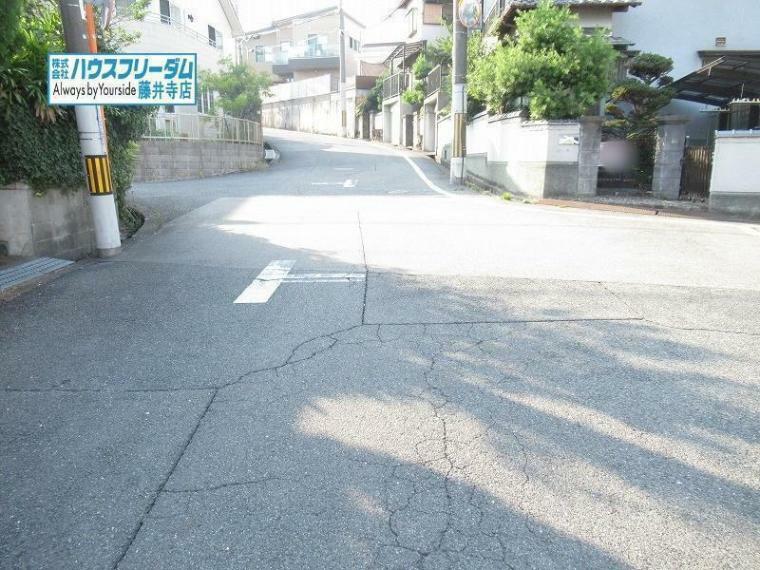 周辺 角地で前面道路幅員も広々です。