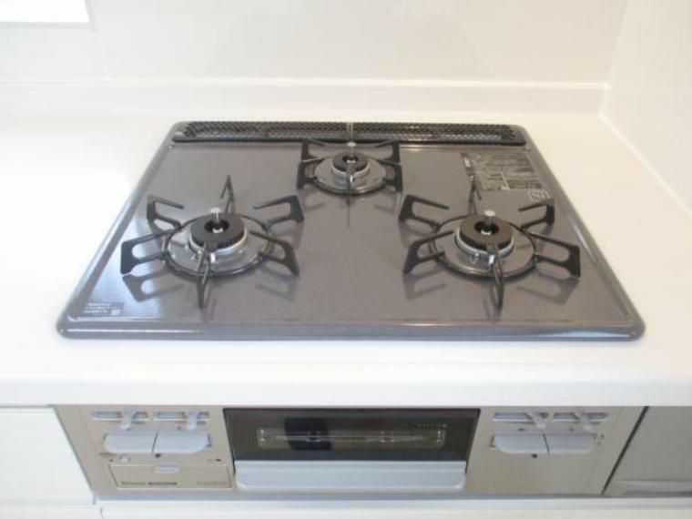 【同仕様写真】新品交換予定のキッチンは3口コンロで掃除調理が可能。大きなお鍋をおいても困らない広さです。お手入れ簡単なコンロなのでうっかり吹きこぼしてもお掃除ラクラクです。