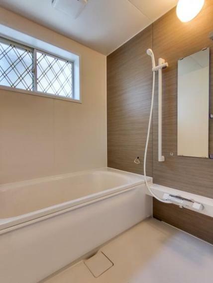 浴室 （リフォーム済）浴室はハウステック製の新品のユニットバスに交換しました。浴槽には滑り止めの凹凸があり、床は濡れた状態でも滑りにくい加工がされている安心設計です。