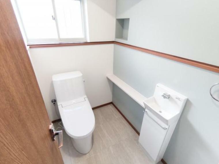 トイレ （リフォーム済）トイレはLIXIL製の温水洗浄機能付きに新品交換しました。直接肌に触れるトイレは新品が嬉しいですよね。スペースが広いので手洗いも新品交換しております。