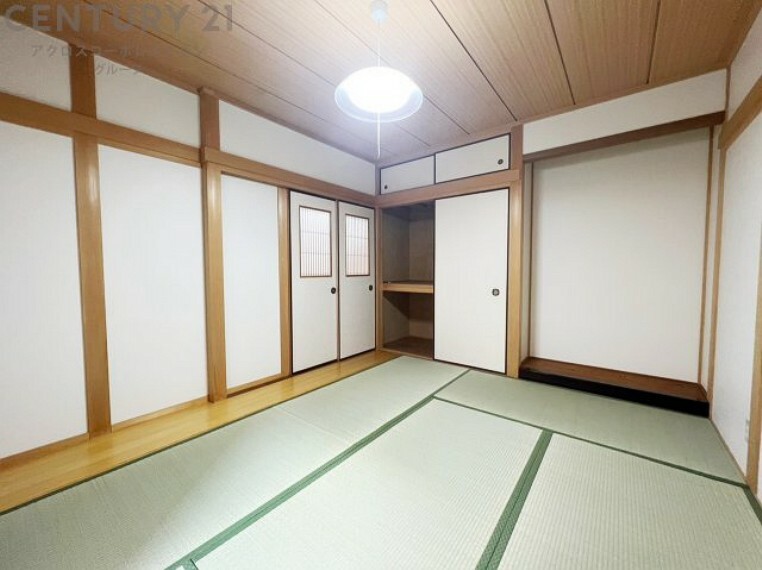 和室 【和室6.6帖】 1階の6.6帖の和室は広々押し入れ収納があり日当たりが良いお部屋となっております。