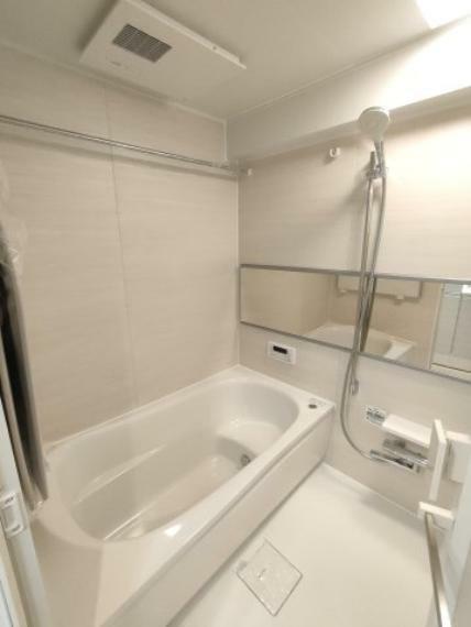 浴室 ・浴室 　白を基調にした清潔感のあるバスルームです。