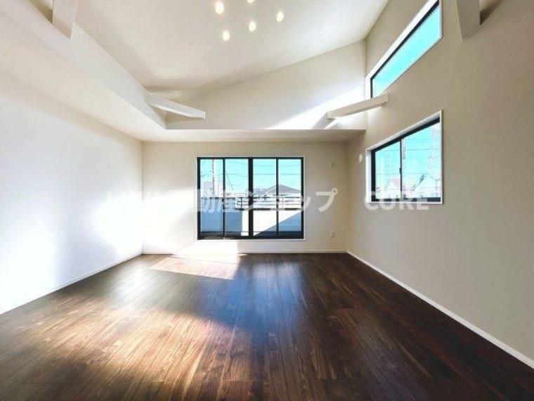 居間・リビング 吹き抜け天井により全体が明るく開放感も御座います。窓も開けれますので通気も良好です。