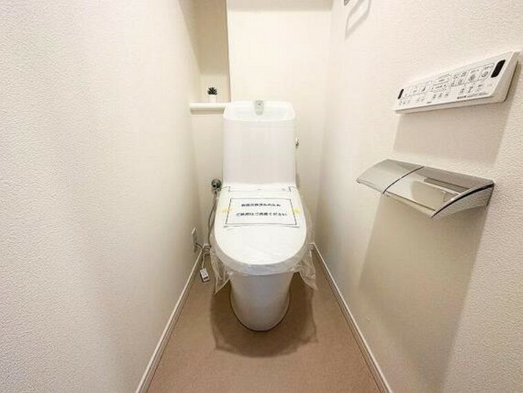 トイレ INAXのウォシュレット付きトイレ。お掃除もしやすく、エコで清潔なモデルです。