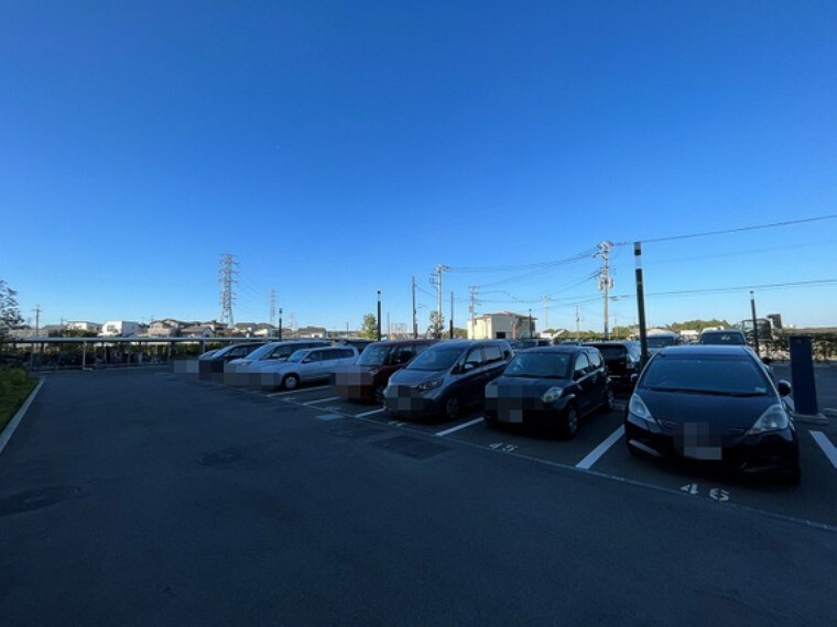 駐車場 ゆったりとした駐車スペースを確保いたしましたので、大きめのお車でも駐車可能です。自転車やバイクなど、ゆとりのある敷地で置き場所に困ることはないでしょう。