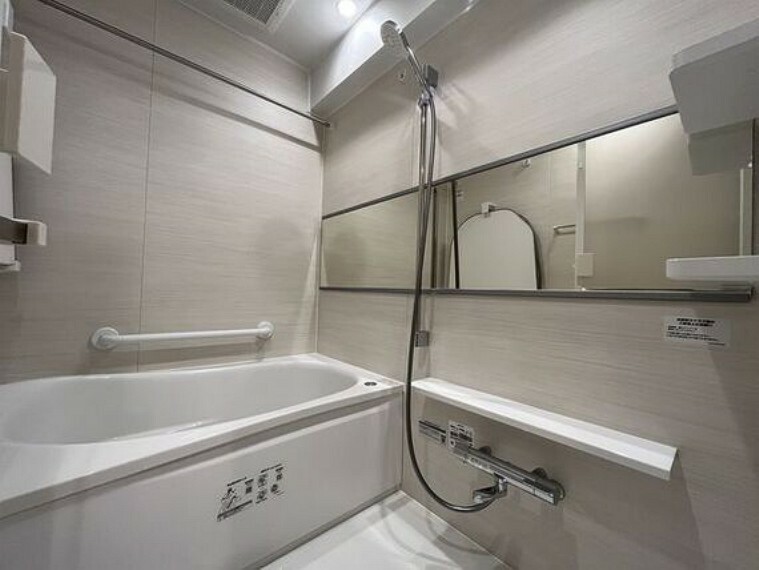 浴室 バスタイムを快適に過ごせるゆったりサイズのバスルーム。是非半身浴をお楽しみ下さい。