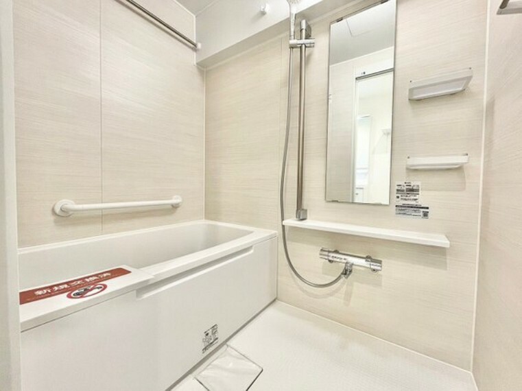 浴室 一日の疲れを癒すバスルームは、心地よいリラックスを叶える清潔感溢れる空間です。