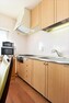 キッチン 上部吊戸棚をはじめ収納豊富なキッチンで、調味料や調理器具がスッキリ片付きます。