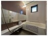 浴室 浴室がブラウンの落ち着いた色合いになっているので、日々の疲れを取るのに適した浴槽となっております。
