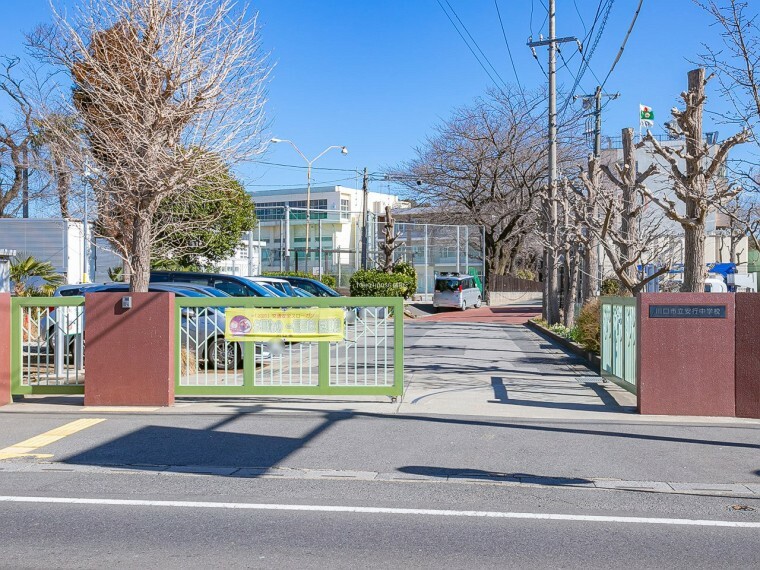 中学校 安行中学校（学ぶことは好奇心をワクワクさせること。ドキドキさせること。心をナチュラルにして、学ぶそして飛ぶ。発想の翼で。それは何年後かには財産になる。私たちはそう信じて生徒たちをやさしいまなざしで見続けています。）