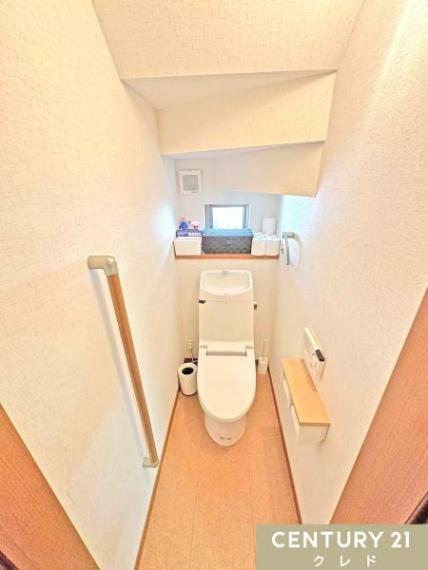 【1階トイレ】<BR/>温水洗浄便座は1階・2階のトイレに標準装備<BR/>安心の手すり付です！<BR/>窓付きで、換気もスムーズに行えます。