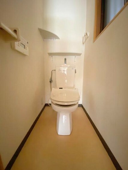 トイレ 【トイレ】 小窓付きで自然換気も可能な個室トイレ。