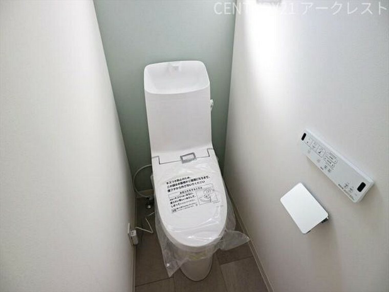 トイレ シンプルな内装のスッキリとしたトイレです。お手入れやお掃除が、簡単にできるシンプルなデザインのトイレです。