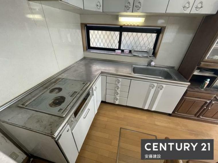 キッチン 【　キッチン＋食洗機　/　Kitchen　】 スペースをしっかり確保した効率のよい作業動線のL字型キッチン 窓があり、熱やにおいもこもりにくい設計