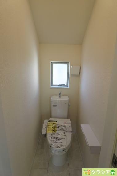 トイレ 2階トイレです。自然換気ができる小窓から自然な光が射し込みます。（2023年11月撮影）
