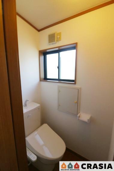 トイレ 2階トイレです。自然換気ができる小窓から自然な光が射し込みます。（2023年10月撮影）