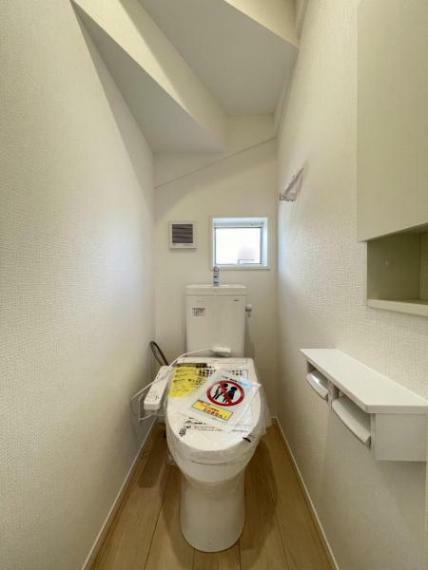 トイレットペーパーや掃除用品もスッキリ片付く収納スペース付きのトイレ