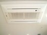 冷暖房・空調設備 天井埋込型エアコン。様々な暮らしに調和する充実の機能により、お客様ひとりひとりに快適さを提供します。