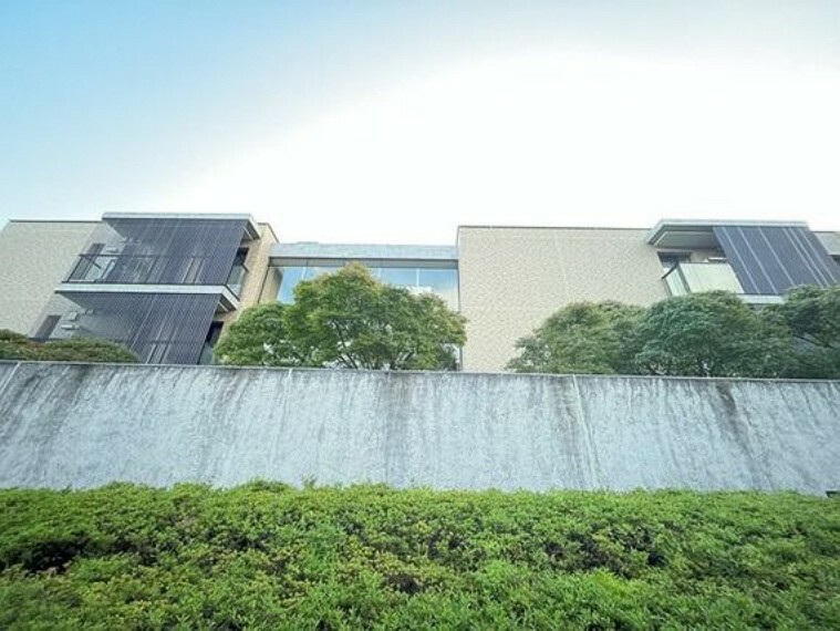 外観写真 街に溶け込む美しい佇まい。日常の忙しさを忘れ、ゆったりとした時を刻む住環境が魅力。