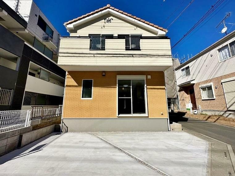 現況外観写真 シンプルで落ち着きのある建物は住むかたの個性でオリジナルなものになっていきます。