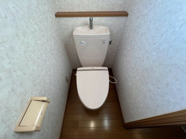 トイレ トイレは1階と2階それぞれにございますので、忙しい時や来客の際もスムーズに使うことができて便利です（こちらの画像はリフォーム前のものとなります）。