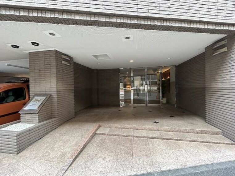 エントランスホール 横浜駅前の利便性を享受できる住環境。「横浜ベイクォーター」や「そごう」等大型商業施設が多数あり、休日のお買物だけでなく仕事帰りにも立ち寄れる便利な環境です。