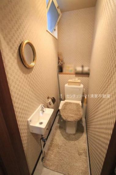 1階トイレ。手洗い器付。（2023年10月撮影）
