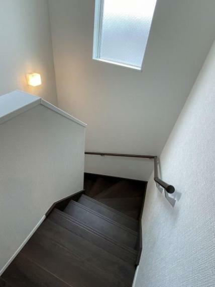 階段には手すりがついているので昇り降りが安心です。窓があるので明るさもあります。