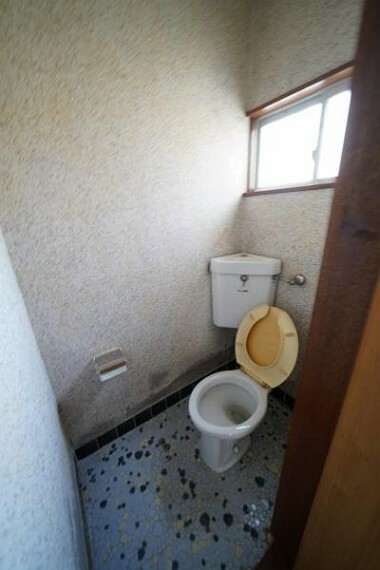 トイレ 白を基調とした清潔感のあるトイレです。