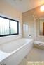 浴室 明るい色合いのバスルームは広々とした開放感があり、ゆったりと足を伸ばして寛げます。 お湯張りから保温までスイッチ1つで操作できるオートバスで、お風呂の準備が簡単に整います
