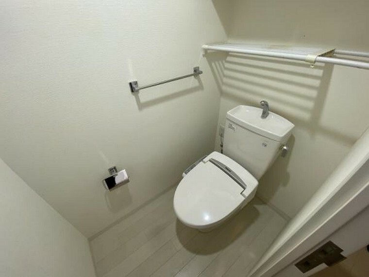 白を基調に清潔感のあるトイレです。<BR/>閉塞しがちなトイレを明るく演出してくれます。