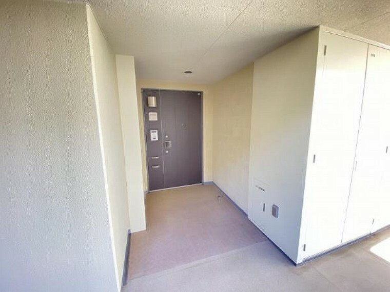 奥まった玄関は、よりプライベートな空間を生み出しています。