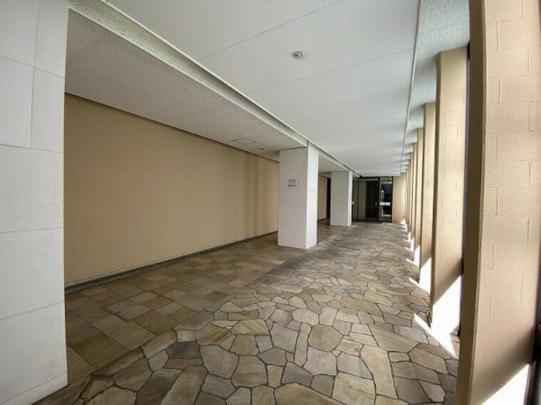 エントランスホール マンション入口から続くアプローチは、清掃の行き届いた空間で管理の良さが伺えます。
