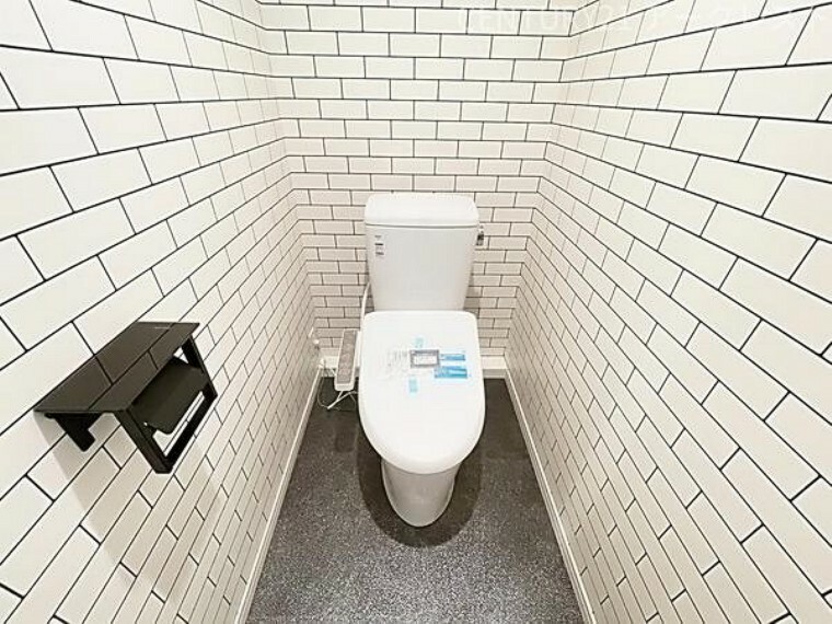 トイレ 洗浄機能でウイルスや菌などから、身を守ることができ、年中温かいので、安心して座ることができます。便座カバーを付ける必要もなく、便座が汚れたときにはさっと拭けて、常に清潔に保てるところもポイントです。