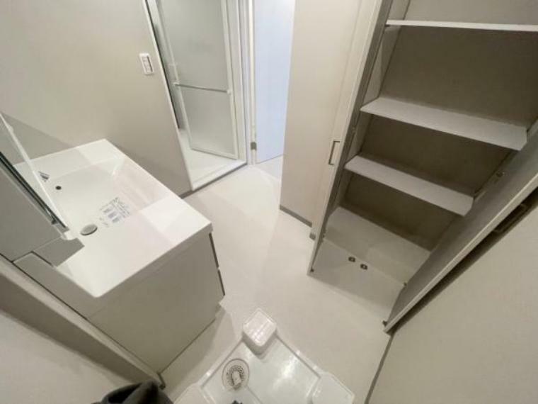 洗面化粧台 洗面スペースに備え付けの収納棚があり大変便利です！