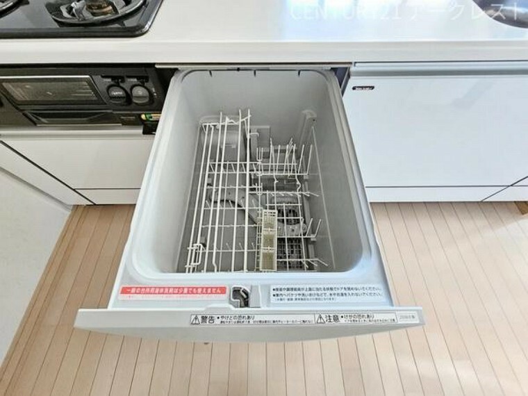 キッチン 食器洗乾燥機付きで家族の食器もツヤツヤ。後片付けもラクラクこなせて、環境にもママの手にも優しい設備です。キッチン内蔵型なので、お料理の邪魔にもならずスッキリ快適にご利用いただけます。