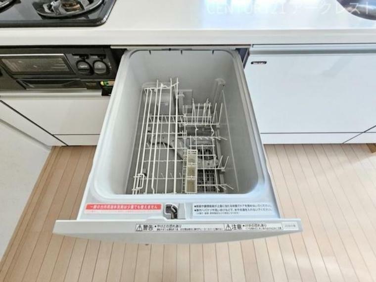 食器洗乾燥機付きで家族の食器もツヤツヤ。後片付けもラクラクこなせて、環境にもママの手にも優しい設備です。キッチン内蔵型なので、お料理の邪魔にもならずスッキリ快適にご利用いただけます。