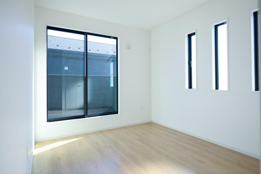 洋室 【洋室5.7帖】居室部分の窓ガラスには、高い断熱性と結露防止効果を発揮するペアガラスを採用。