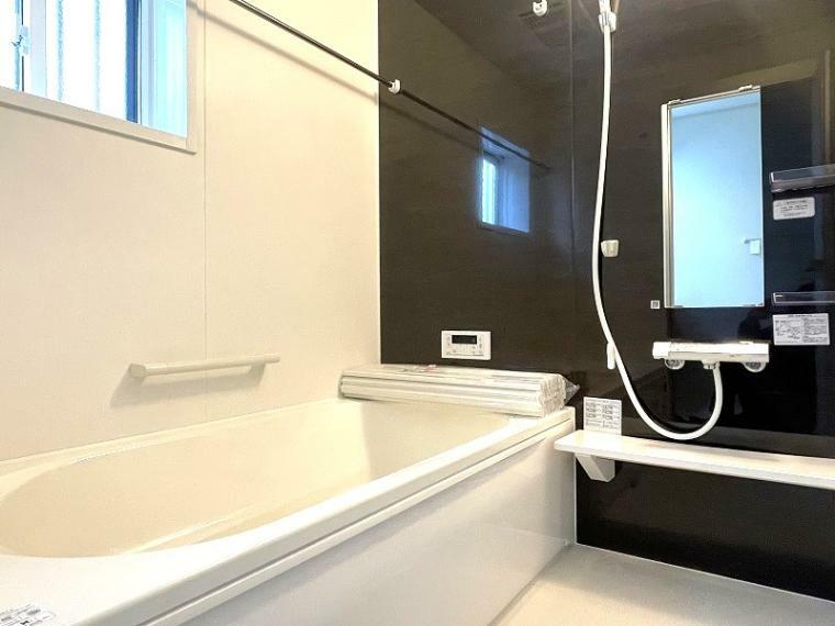 浴室 1坪タイプの浴室には窓に加えて、衣類乾燥機もついており雨の日のお洗濯の際便利にお使いいただけます。