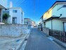 現況写真 【前面道路】前面道路は閑静な住宅地をはしる車通りの少ない道路。