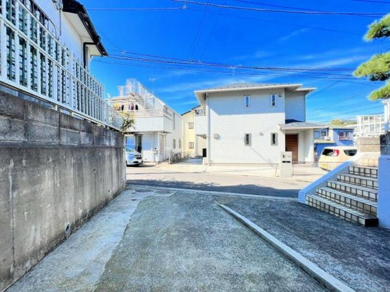 現況写真 【前面道路】前面道路は閑静な住宅地をはしる車通りの少ない道路。