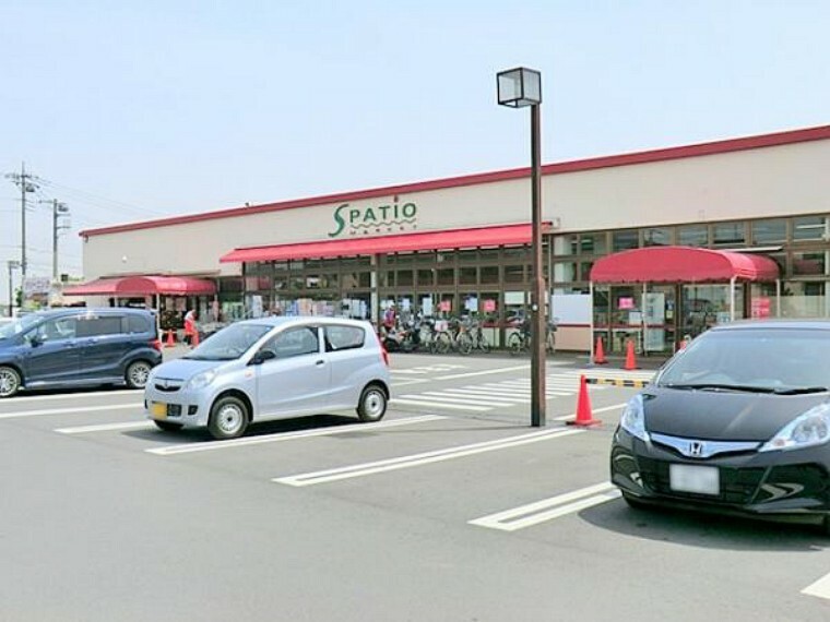 スーパー 【エスパティオ　下川入店】2060　敷地が広く、広い駐車場があるので車で買い物に行くのにとても便利です。 お店も大きくて、品揃えもよく、お値段もオトクです。