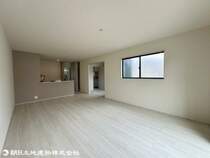 白基調で開放感のある空間。どんな家具にも合わせやすいデザインです。
