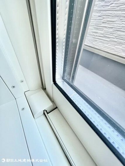 防犯設備 全室設置のペアガラスは室内の温度を保つほかにも結露も防止し室内のカビなどを防ぎます。