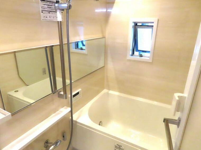 浴室 浴室には窓付き。湿気を逃がしやすいため、浴室を清潔に保ちやすいですね。