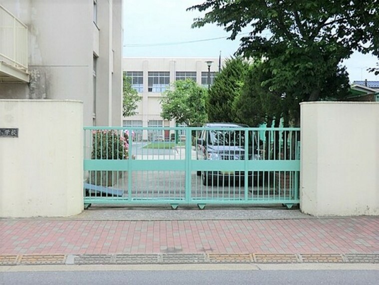 小学校 通学路は穏やかな住宅街の中の道なので、お子さんの通学も安心。